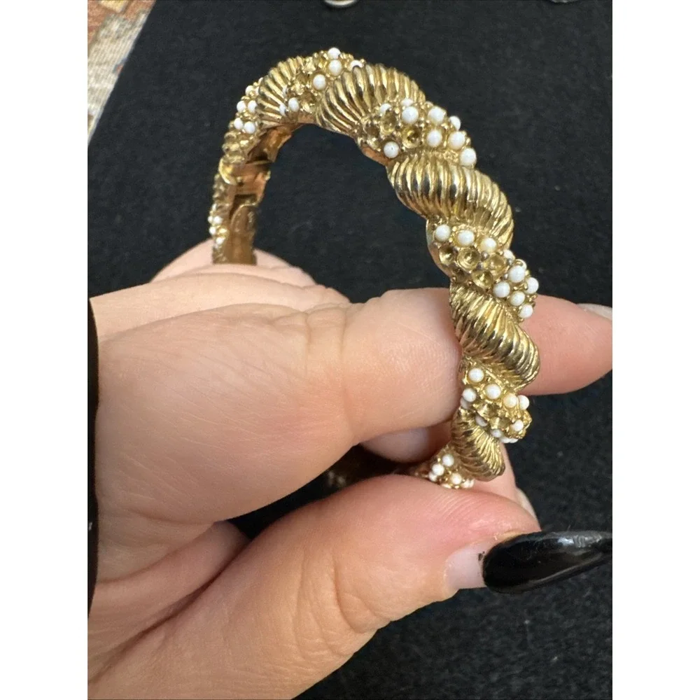 Vintage Signed Hattie Carnegie Vintage Gold Tone Bangle Bracelet Milk Glass ASIS